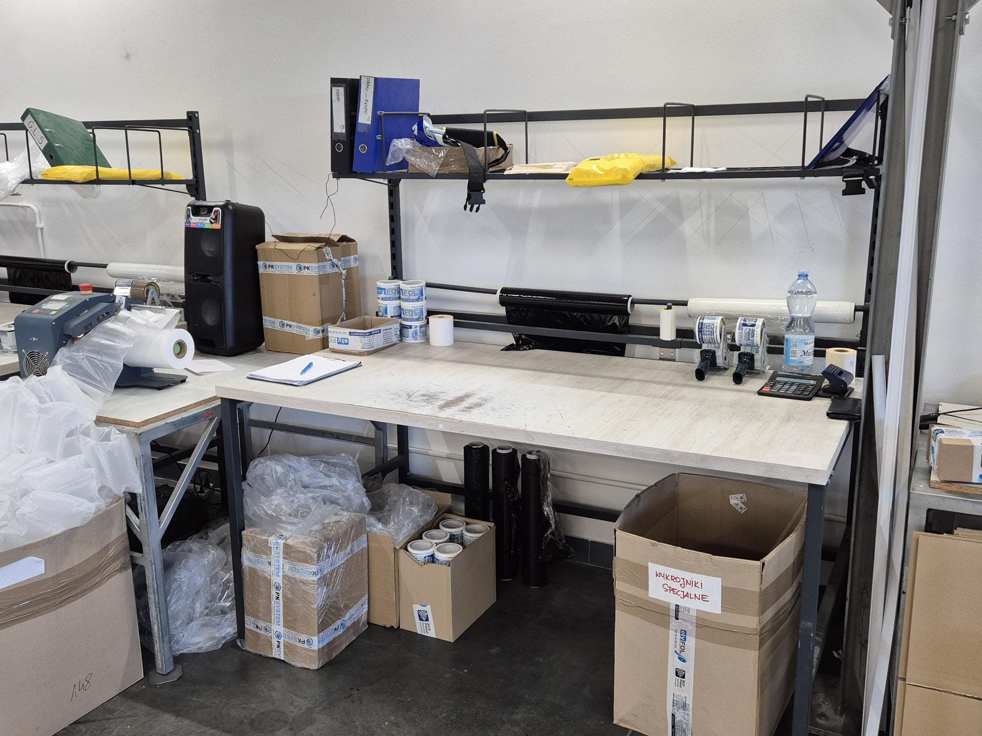 Gotowe stanowisko pakowania z dodatkowymi akcesoriami